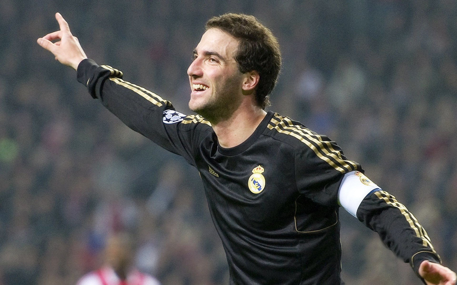 开云官网登录-_温暖瞬间：运动员赛后帮助对手站起来_，运动员受伤后继续比赛的精神