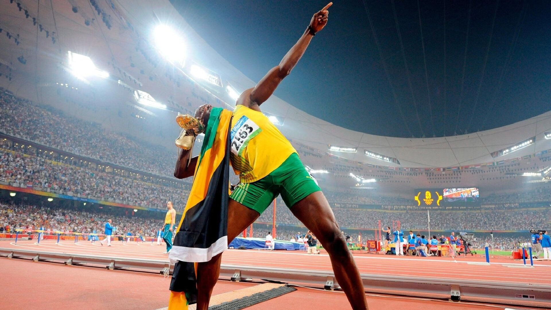 国足选手比赛路上逐梦逆袭，奋勇前行，队员国足