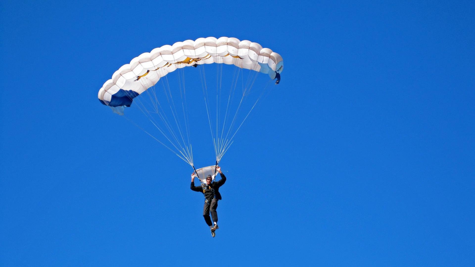 广场舞成为文化创意产业的重要组成部分，广场舞对文化的传承作用